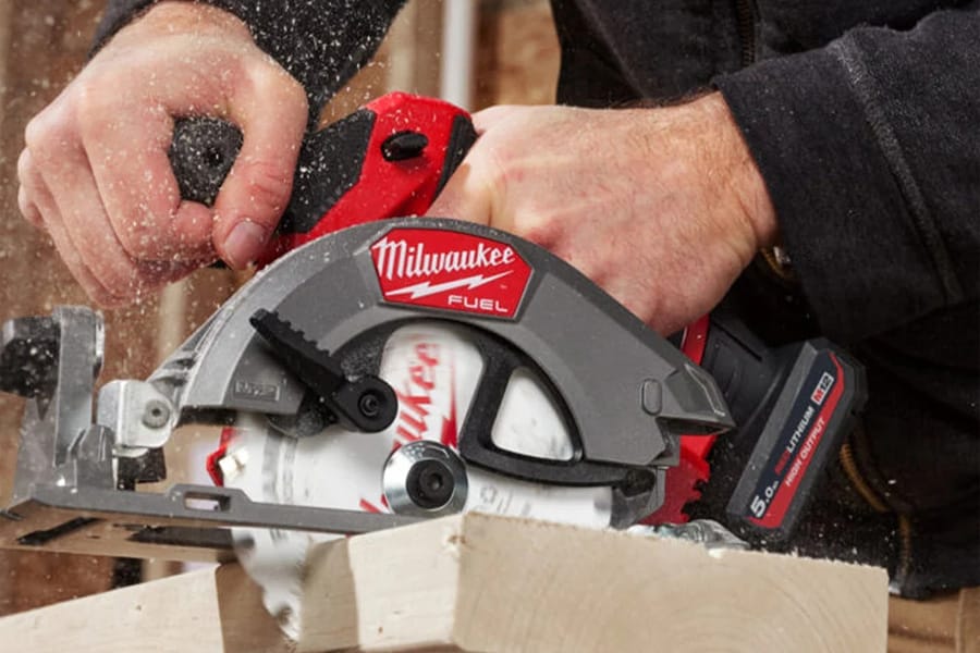 M12 FCS442 nổi bật với động cơ không chổi than tiết kiệm năng lượng