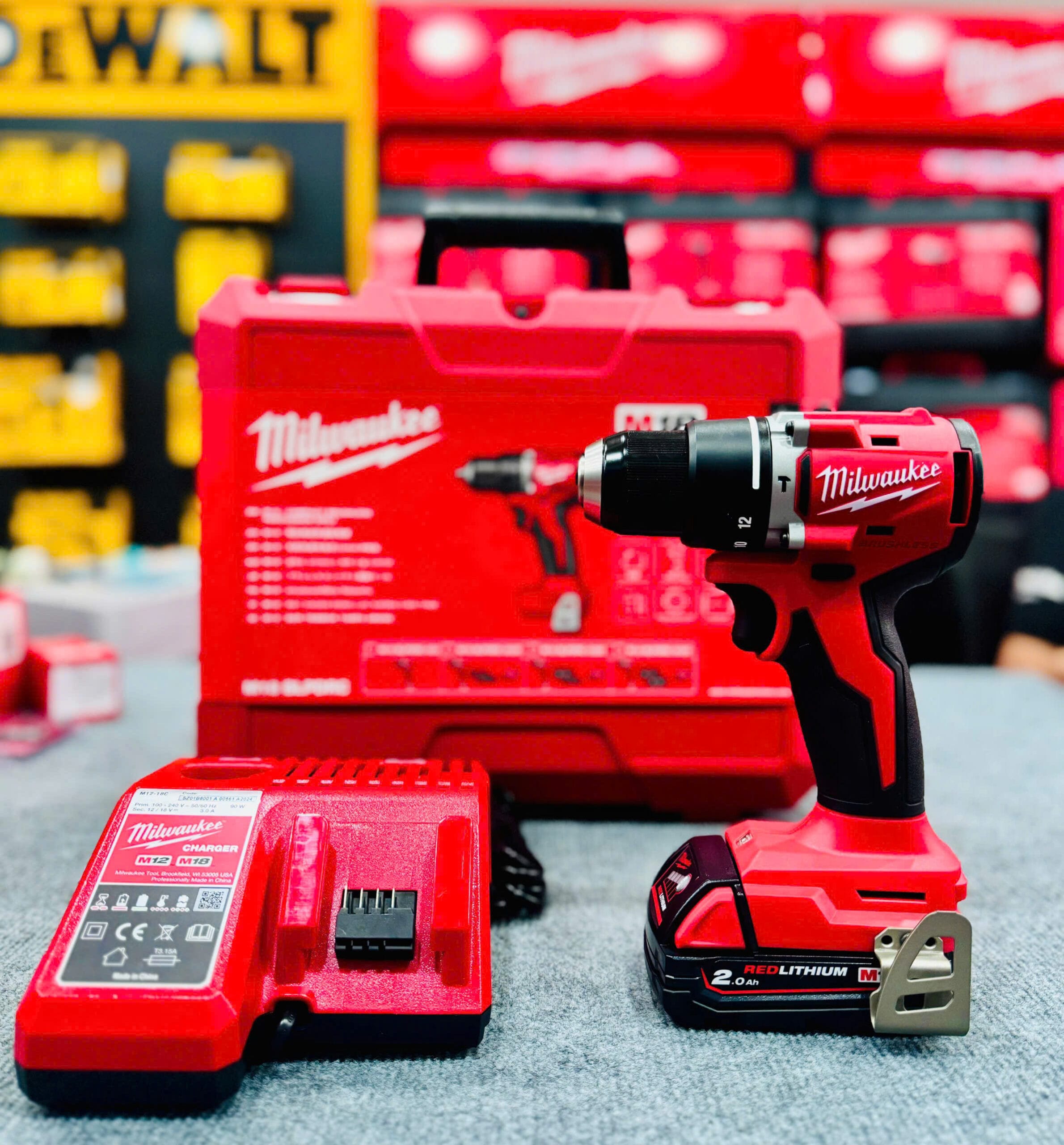 Máy Khoan Pin Milwaukee